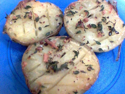 Patatas Asadas En Aceite De Oliva Y Hierbas