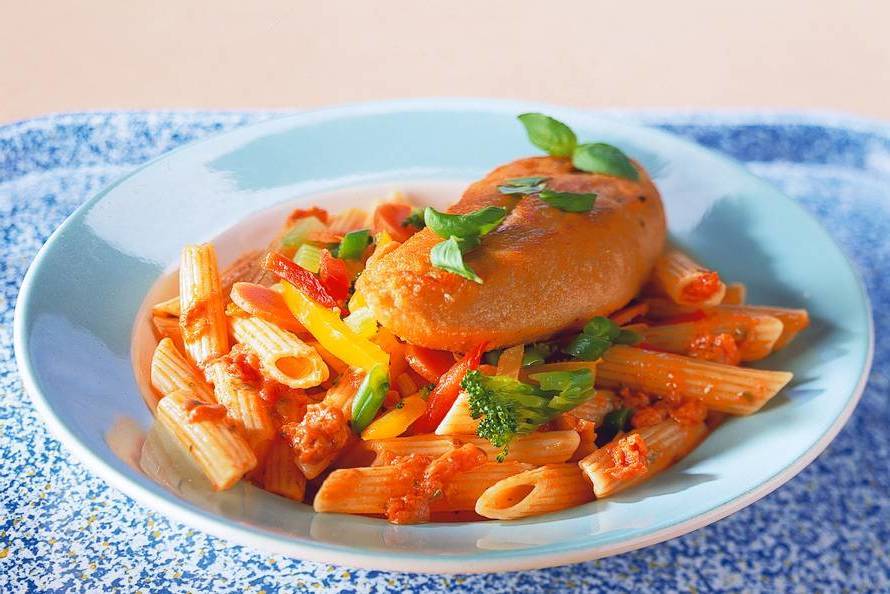 Pasta con pechuga de pavo y salsa de queso. - Receta Hoy