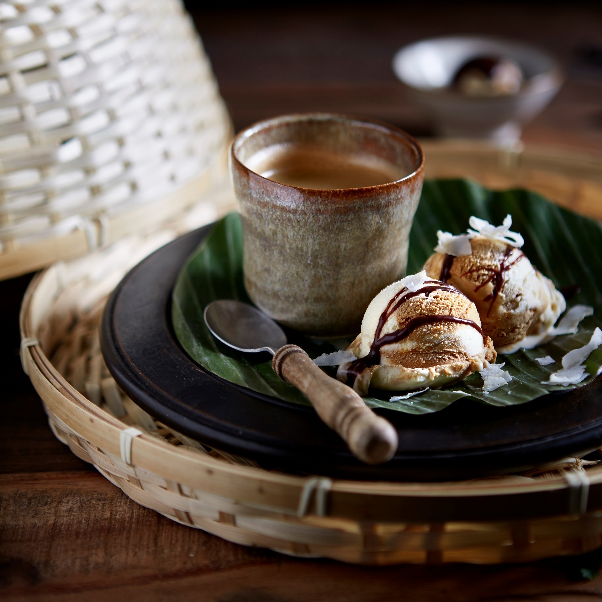 Helado de café vietnamita con salsa de chocolate y coco