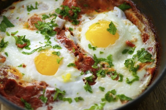 Huevos persas escalfados en salsa de tomate. Huevos persas escalfados en salsa de tomate.