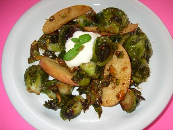 Coles de Bruselas asadas con manzana, crema fresca y p Coles de Bruselas asadas con manzana, crema fresca y p